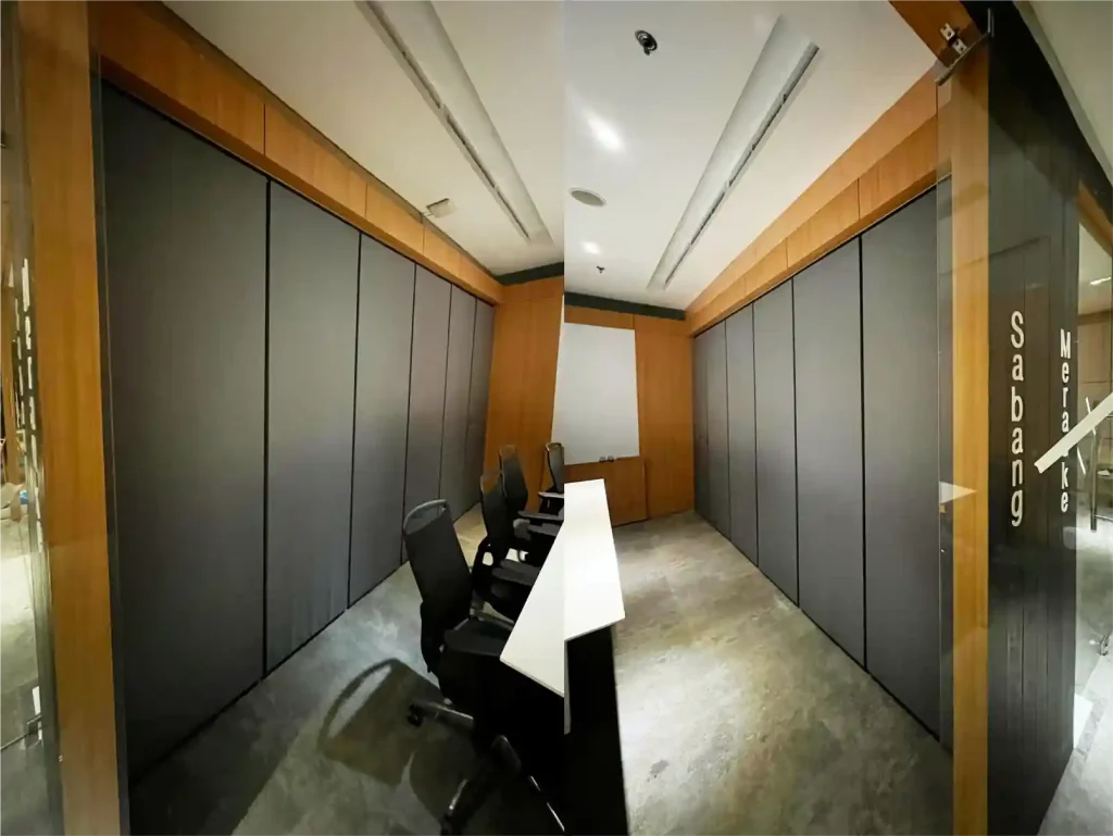 PT Solitus Neo Soho Capital - Folding Door